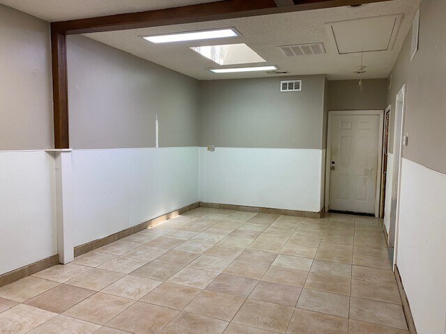 More Photos Of 4555 W Lovers Ln, Dallas Freestanding For Sale