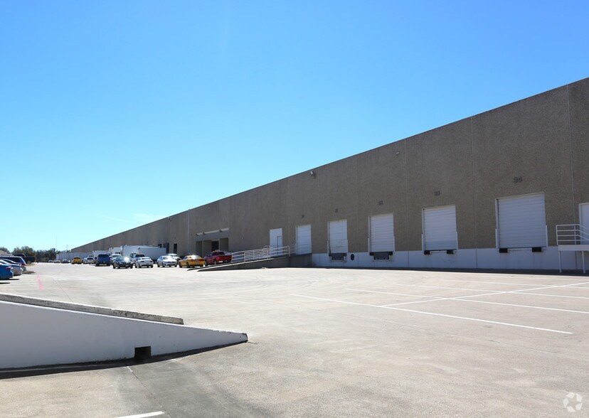 More Photos Of 2007 Royal Ln, Dallas Warehouse For Lease