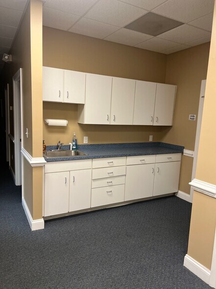 More Photos Of 172 Linden Dr, Winchester Office For Sale