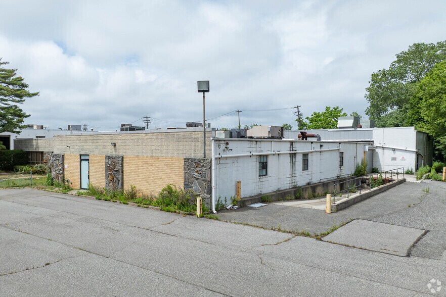 More Photos Of 22 Connor Ln, Deer Park Industrial For Sale
