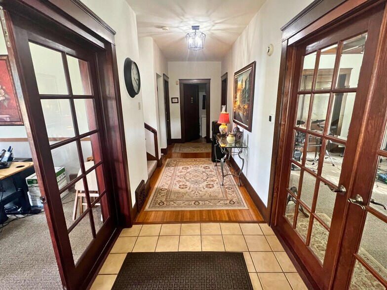 More Photos Of 232 S Batavia Ave, Batavia Office For Sale
