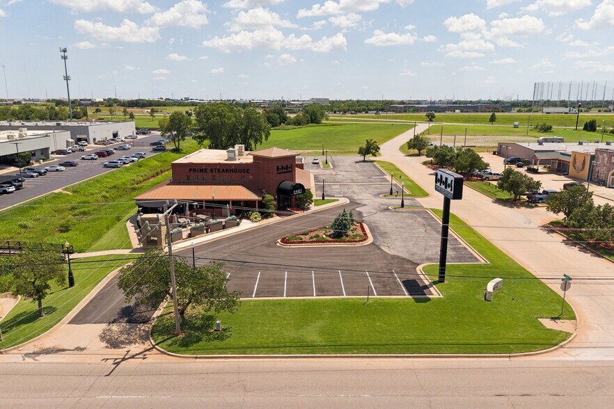 More Photos Of 800 W Memorial Rd, Oklahoma City Restaurant For Sale