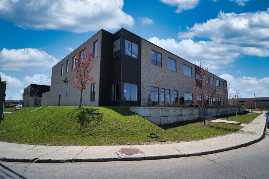 More Photos Of 310-350 Rue Ness, Montréal Flex For Sale