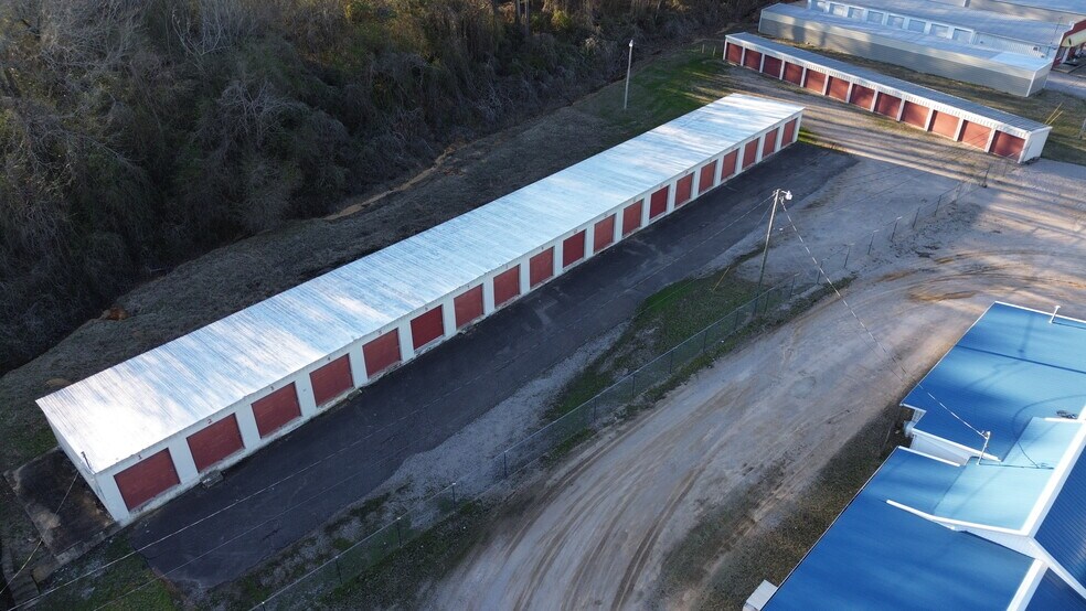 More Photos Of 914 Peach St, Selmer Self Storage For Sale