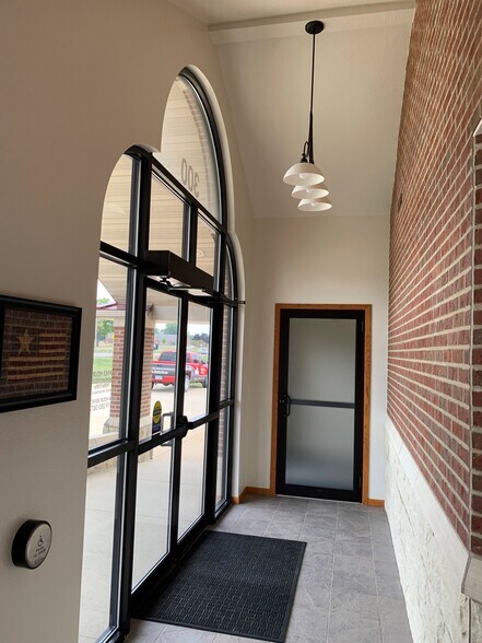 More Photos Of 300 Rock Island Rd, Oelwein Office For Lease
