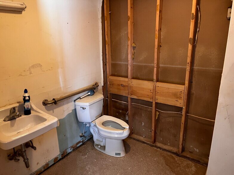 More Photos Of 614 S Grove St, Hendersonville Industrial For Sale