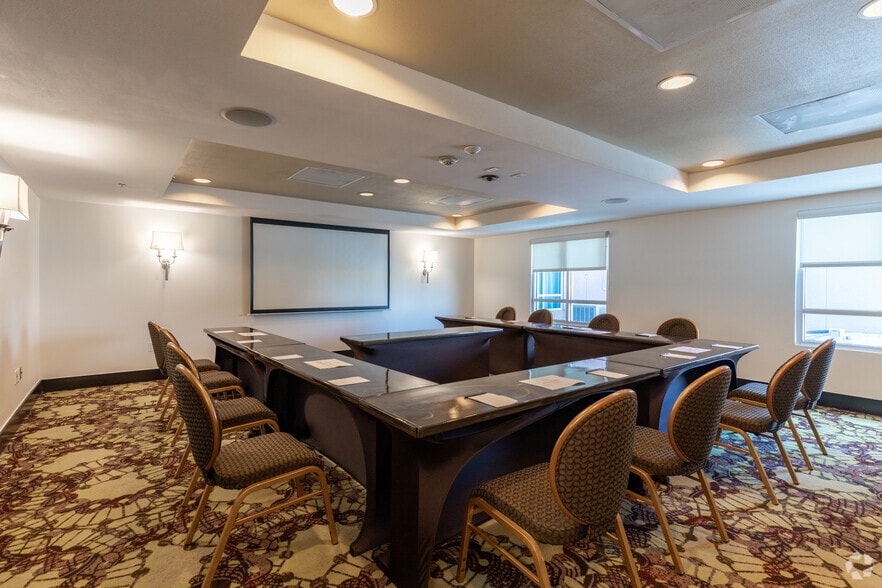 More Photos Of 7611 Katy Fwy, Houston Hotel For Sale