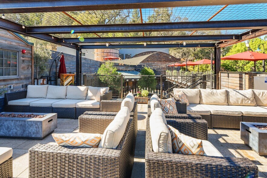 More Photos Of 208 S Green St, Sonora Restaurant For Sale