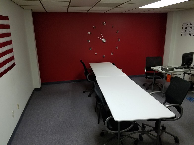 More Photos Of 219 E Schwartz St, Salem Office For Lease