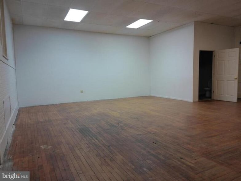 More Photos Of 2 W Market St, Gratz Storefront Retail Residential For Lease