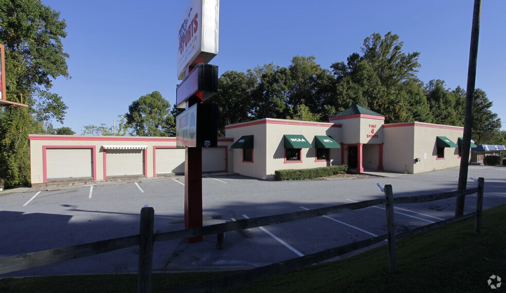 More Photos Of 28 Airport Rd, Arden Freestanding For Lease