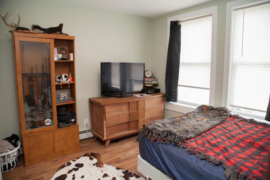 More Photos Of 705 Main St, Ridgeway Freestanding For Sale