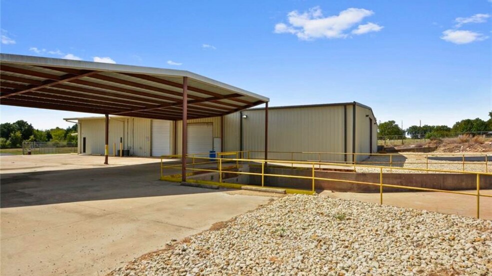 More Photos Of 4146 W US Highway 79, Rockdale Warehouse For Sale