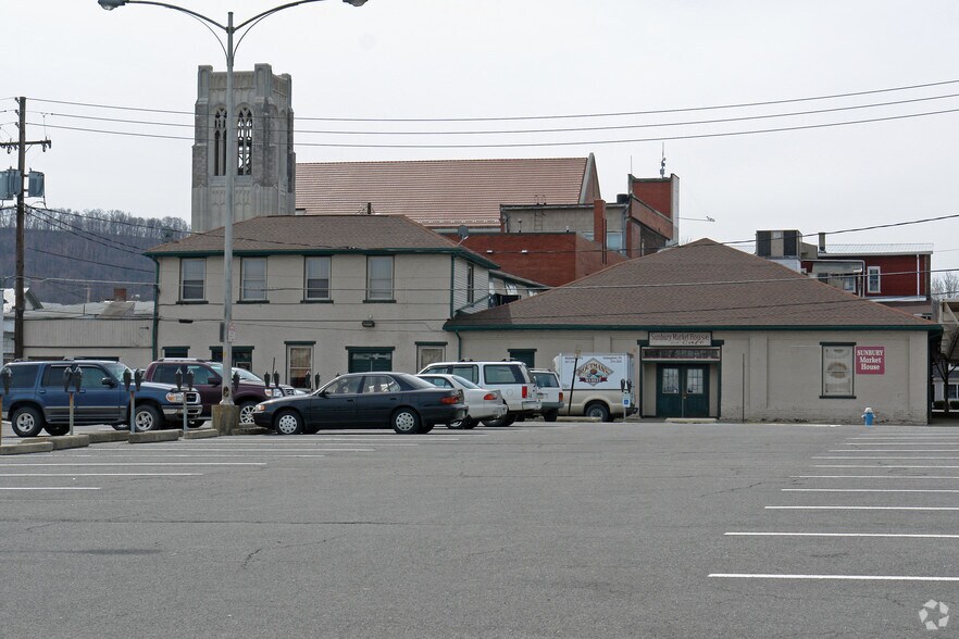 More Photos Of 449 Woodlawn Ave, Sunbury Bar For Lease