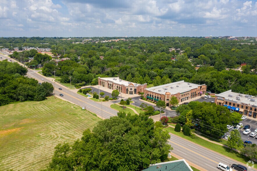 More Photos Of 1489 E 15th St, Edmond Unknown For Lease