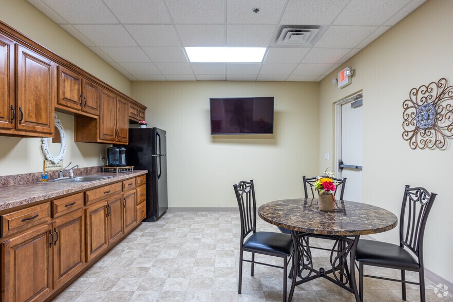 More Photos Of 6903 W 135th St, Overland Park General Retail For Lease