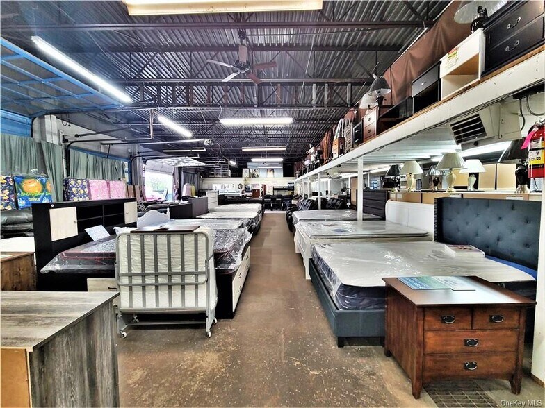 More Photos Of 186 E Broadway, Monticello Service For Sale