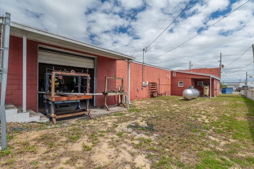 More Photos Of 19 Evergreen Dr, Lake Wales Freestanding For Sale