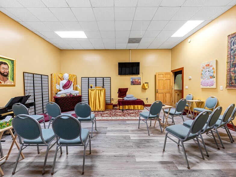 More Photos Of 271 Old Barn Rd, Hendersonville Medical For Sale