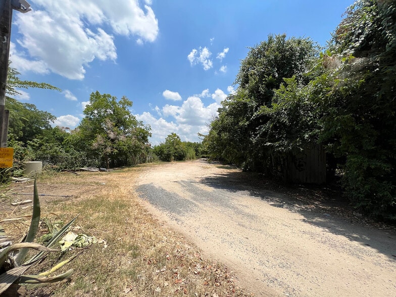 More Photos Of 914 Shady Ln, Austin Land For Lease