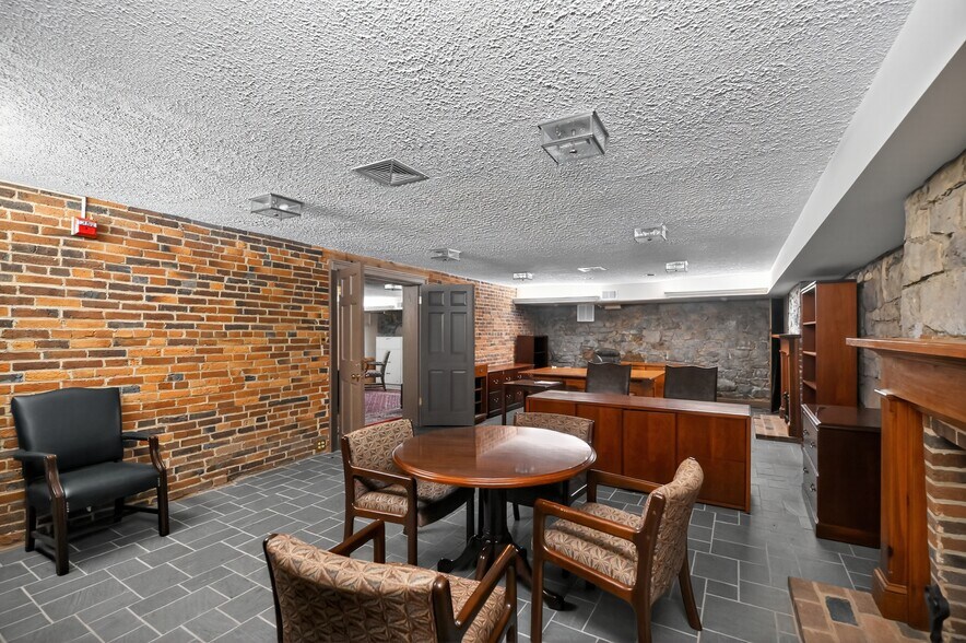 More Photos Of 38 Rouss Ave, Winchester Bank For Sale