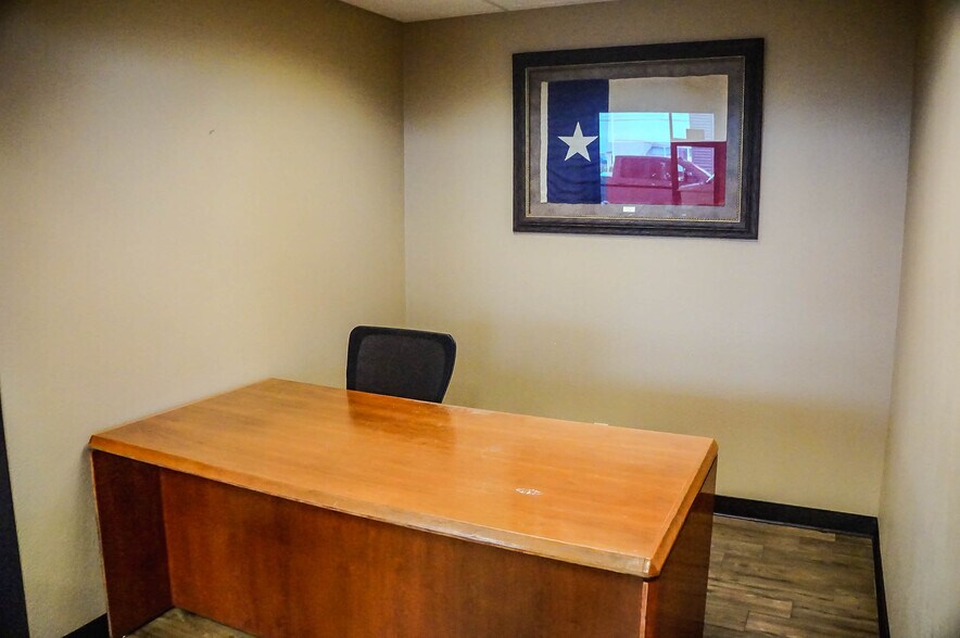 More Photos Of 3015 Fort Worth Hwy, Hudson Oaks Auto Dealership For Lease