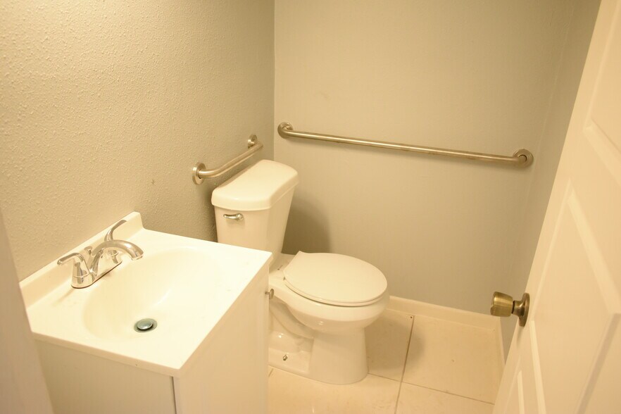 More Photos Of 1112 Kentucky Ave, South Houston Warehouse For Lease