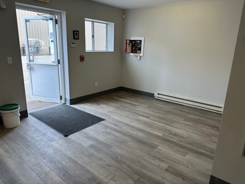 More Photos Of 61 Airport Dr, Rochester Service For Lease