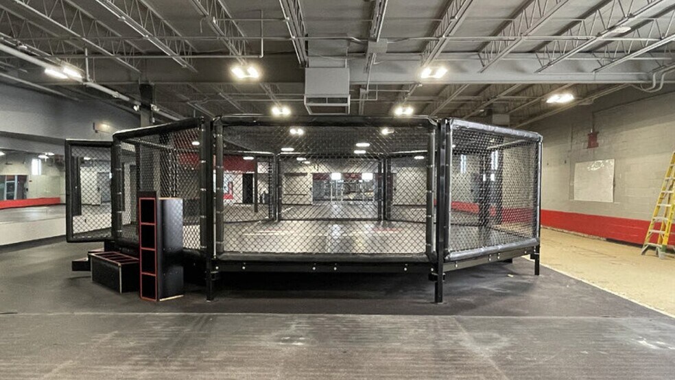 More Photos Of 120-130 Broadhollow Rd, Farmingdale Storefront For Sale