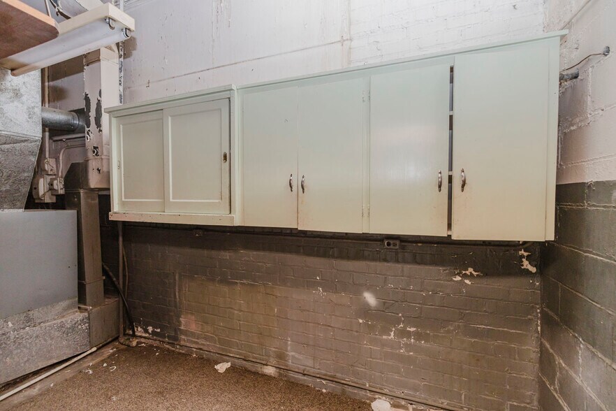 More Photos Of 110 N Poplar St, Hutchinson Warehouse For Sale