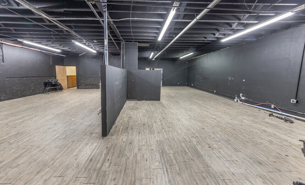 More Photos Of 2621 34th St, Lubbock Freestanding For Sale