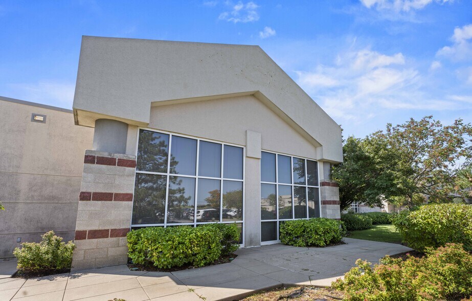 More Photos Of 2778 N Webb Rd, Wichita Medical For Sale