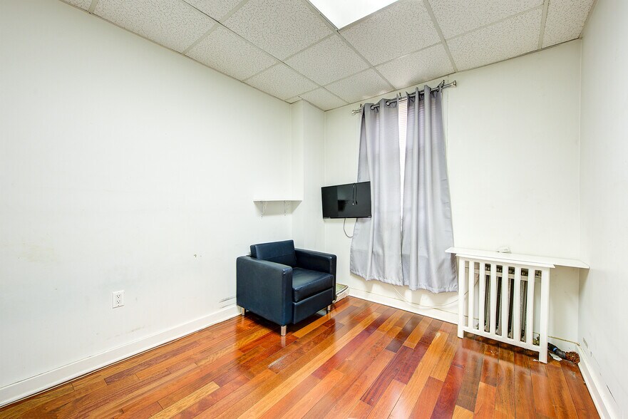 More Photos Of 12015 Liberty Ave, South Richmond Hill Storefront Retail Office For Lease