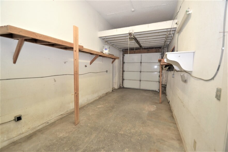 More Photos Of 325 Delaware Dr, Colorado Springs Warehouse For Lease