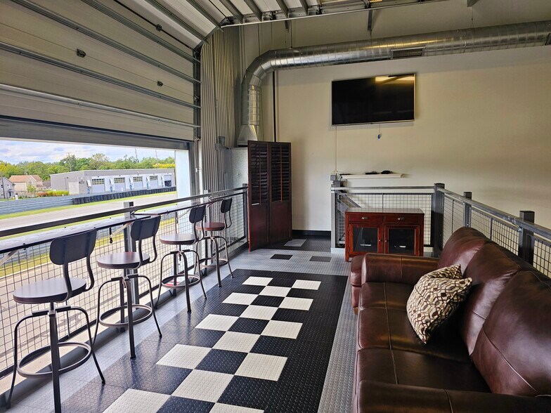 More Photos Of 62 W Speed Way, Pontiac Specialty For Sale