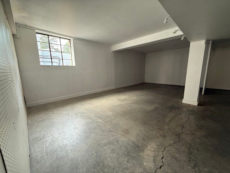 More Photos Of 102 N Main St, Galena Storefront Retail Office For Lease