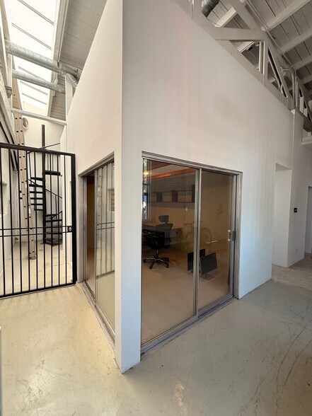 More Photos Of 200 Westminster Ave, Venice Office For Lease
