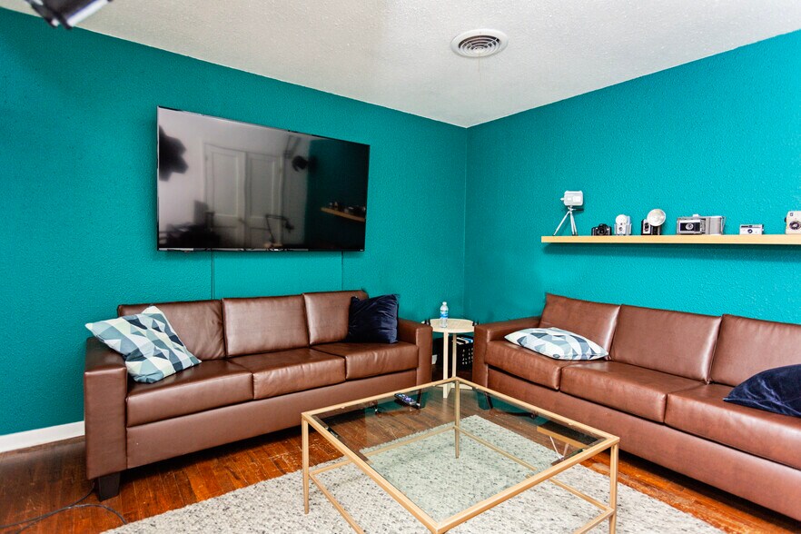 More Photos Of 415 N Main St, Belton General Retail For Sale