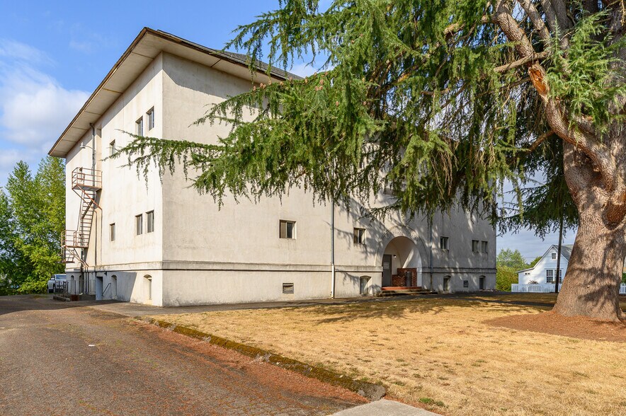 More Photos Of 229 E Monroe St, Carlton Apartments For Sale