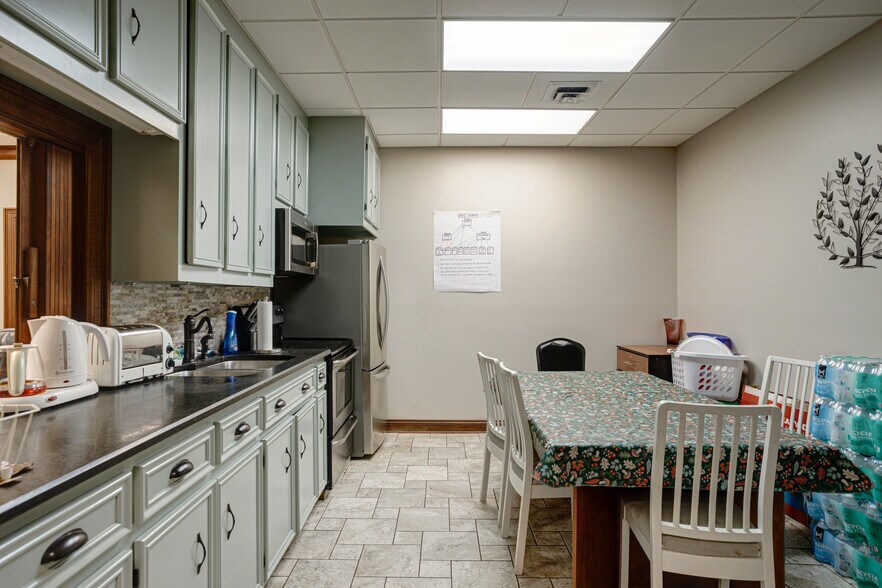 More Photos Of 806 Old Fort Pky, Murfreesboro Flex For Sale