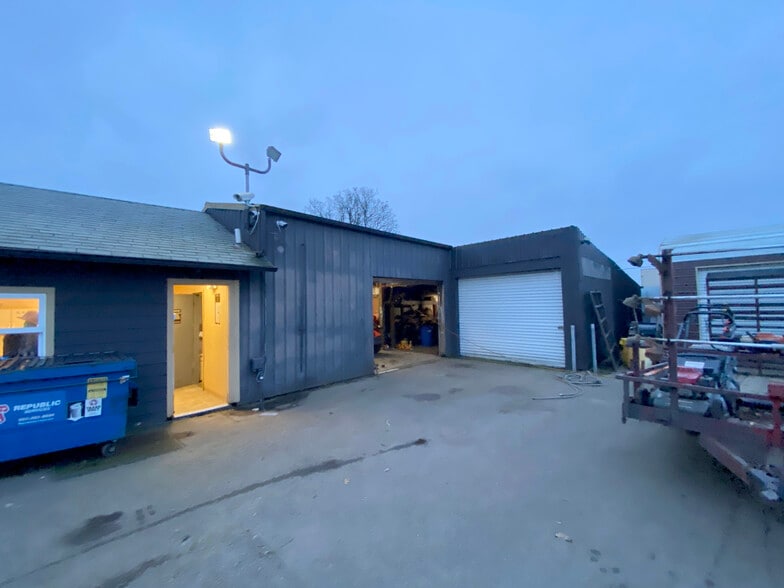 More Photos Of 1370 Smith St NE, Salem Service For Sale