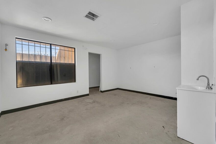 More Photos Of 113 W Pillsbury St, Lancaster Flex For Sale