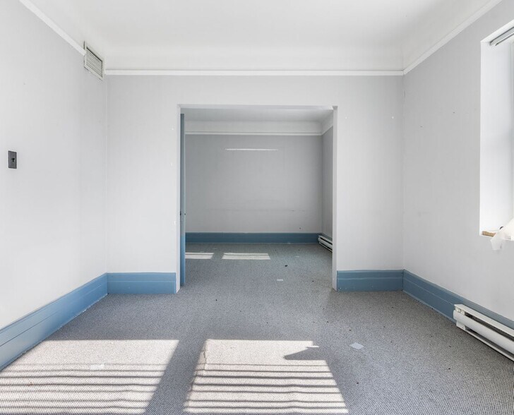 More Photos Of 124 Rue Châteauguay, Huntingdon General Retail For Sale