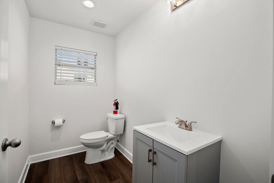 More Photos Of 603 W Highway 290, Dripping Springs Office For Sale