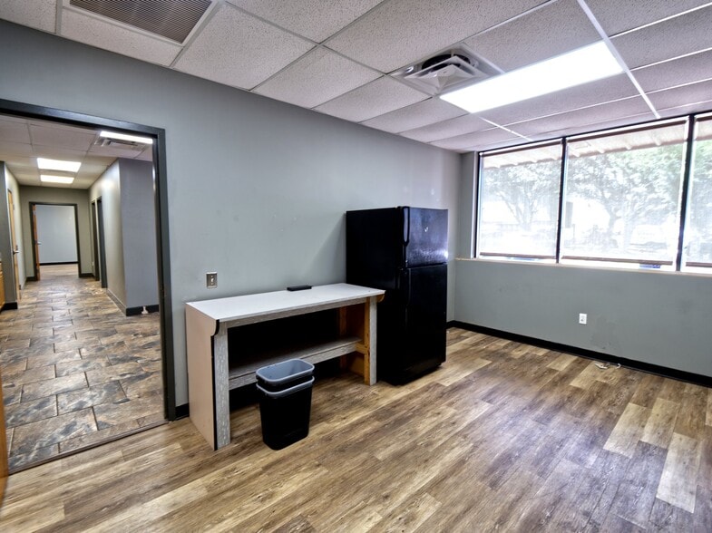 More Photos Of 402 Chairman Ct, DeBary Warehouse For Lease