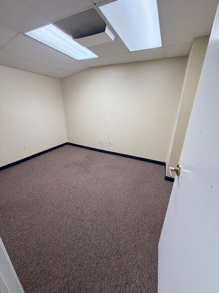 More Photos Of 900 SE Ocean Blvd, Stuart Office For Sale