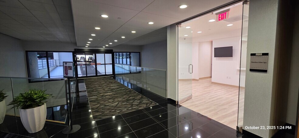 More Photos Of 3900 Essex Ln, Houston Office For Lease