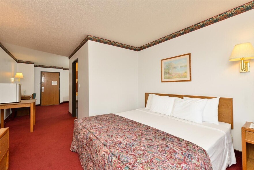 More Photos Of 920 S 3rd Ave, Clear Lake Hotel For Sale