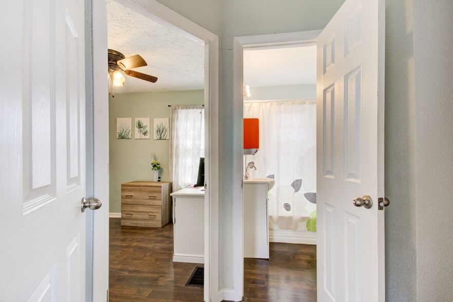 More Photos Of 4451 Old Allisonville Rd, Indianapolis Office For Sale