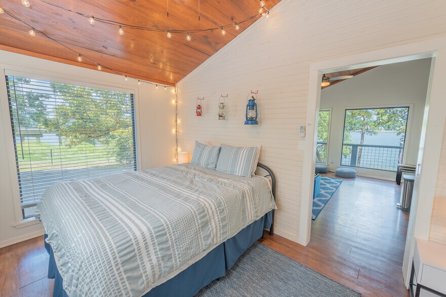 More Photos Of 108 E Barker Creek Dr, Scroggins Flex For Sale